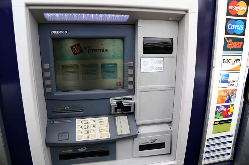 Hombre saca dinero de ATH y comienza a lanzarlo al aire