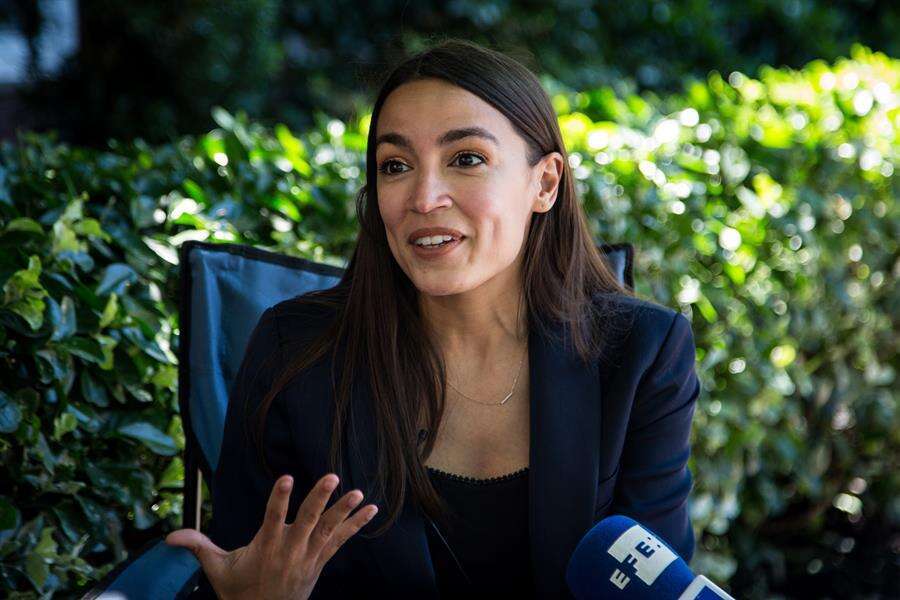 Congresista republicano llama «f*cking b*tch» a AOC por su postura sobre crimen