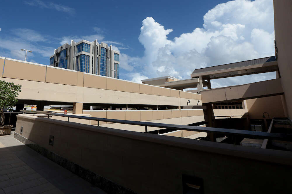 Roban vehículo en estacionamiento de Plaza Las Américas