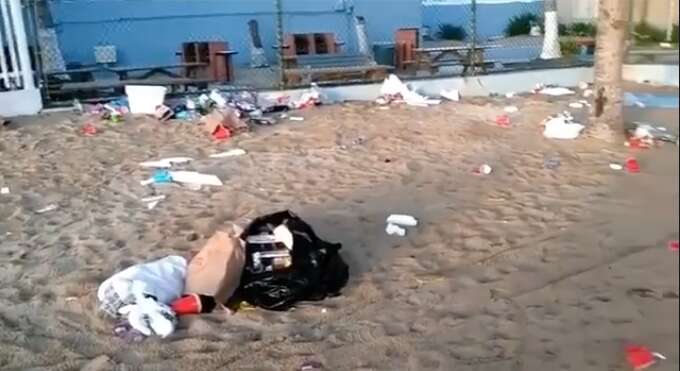 Amanece como basurero playa en Isla Verde tras el 4 de julio