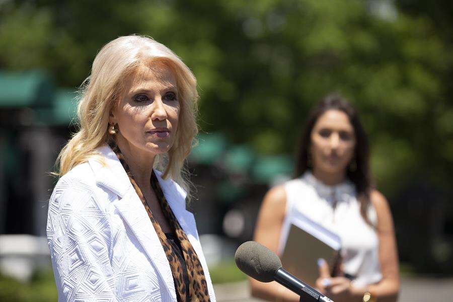 Conway, una de las figuras más mediáticas del gobierno Trump, deja su puesto