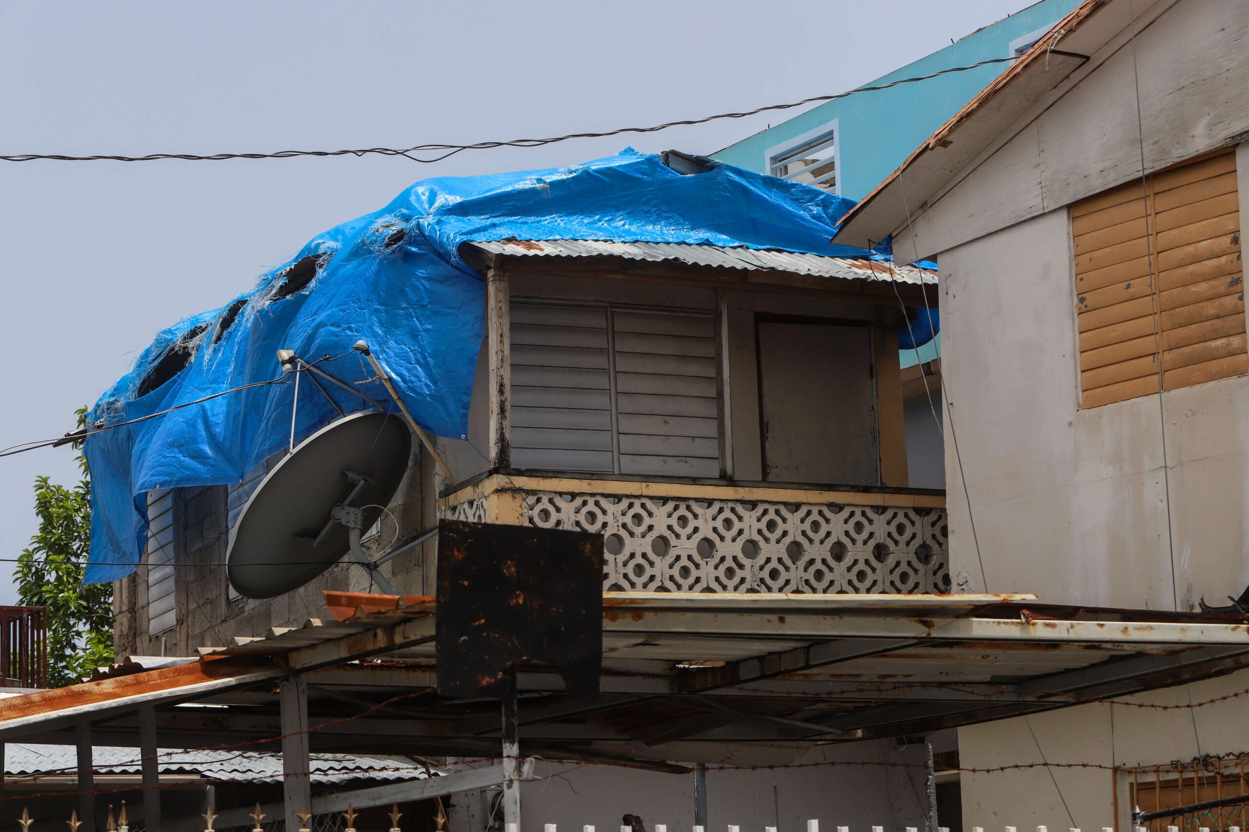 Cerca de 3,000 viviendas siguen con toldos azules en medio del paso de la tormenta Laura