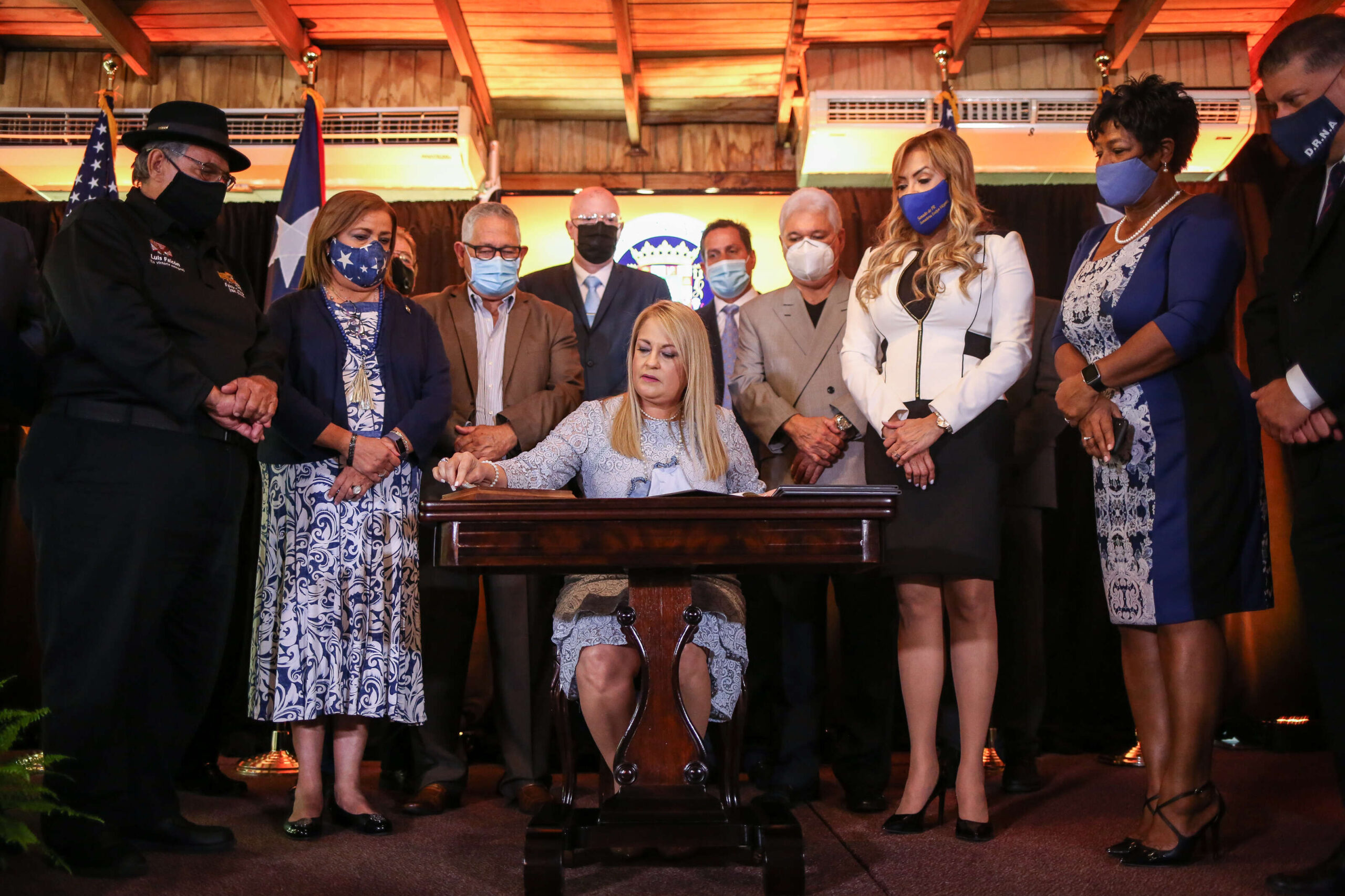 Gobernadora firma ‘Ley de Responsabilidad en la Emisión de Deuda’