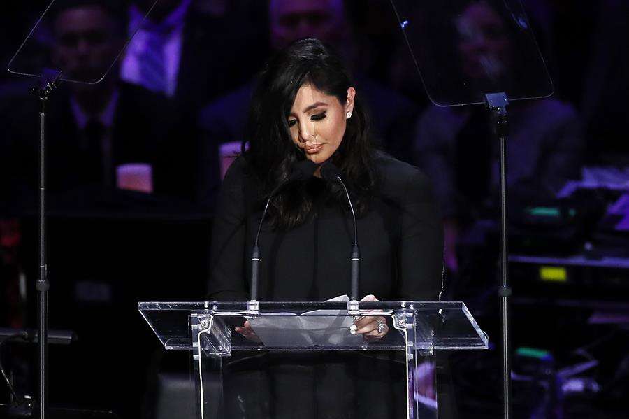 Viuda de Kobe Bryant demanda a agentes por compartir fotos privadas del accidente