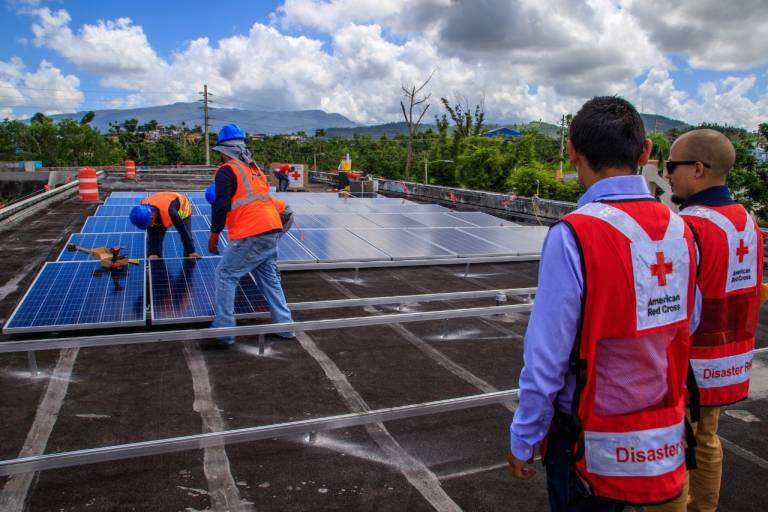 Cruz Roja instala paneles solares y baterías en 160 escuelas