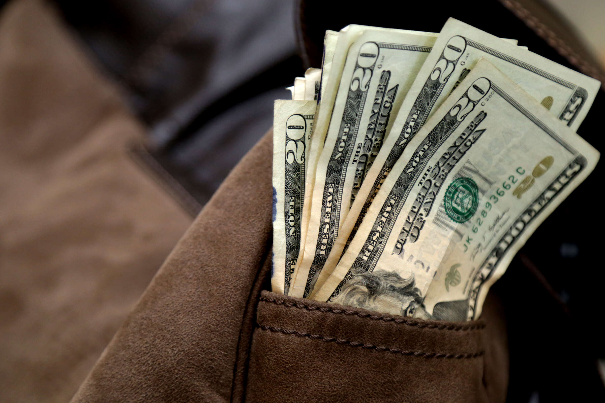 Mujer logra cambiar cheque de PUA por más de $7,000 a nombre de otra persona