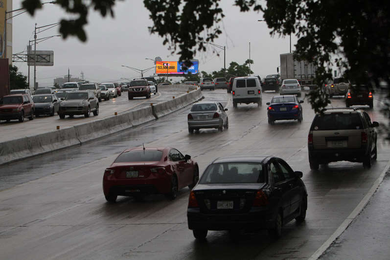 Carreteras mojadas complica el tránsito