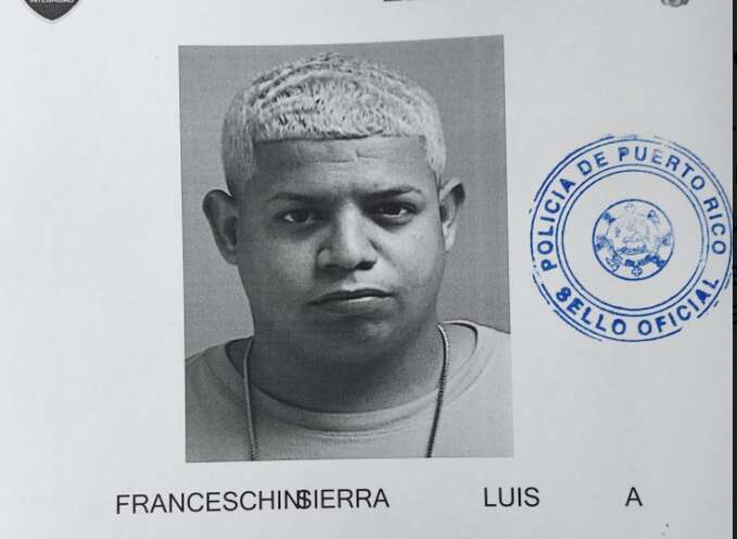 Arrestan joven que intentó cambiar cheque de PUA con identificación falsa y queda en libertad bajo f