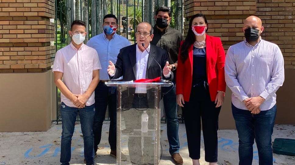 Acevedo Vilá promete ayudar a la UPR desde Washington