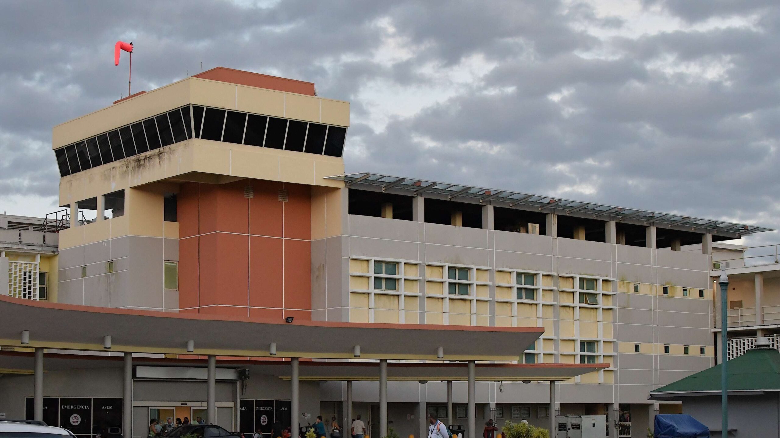 Romero promete fortalecer servicios médicos en San Juan