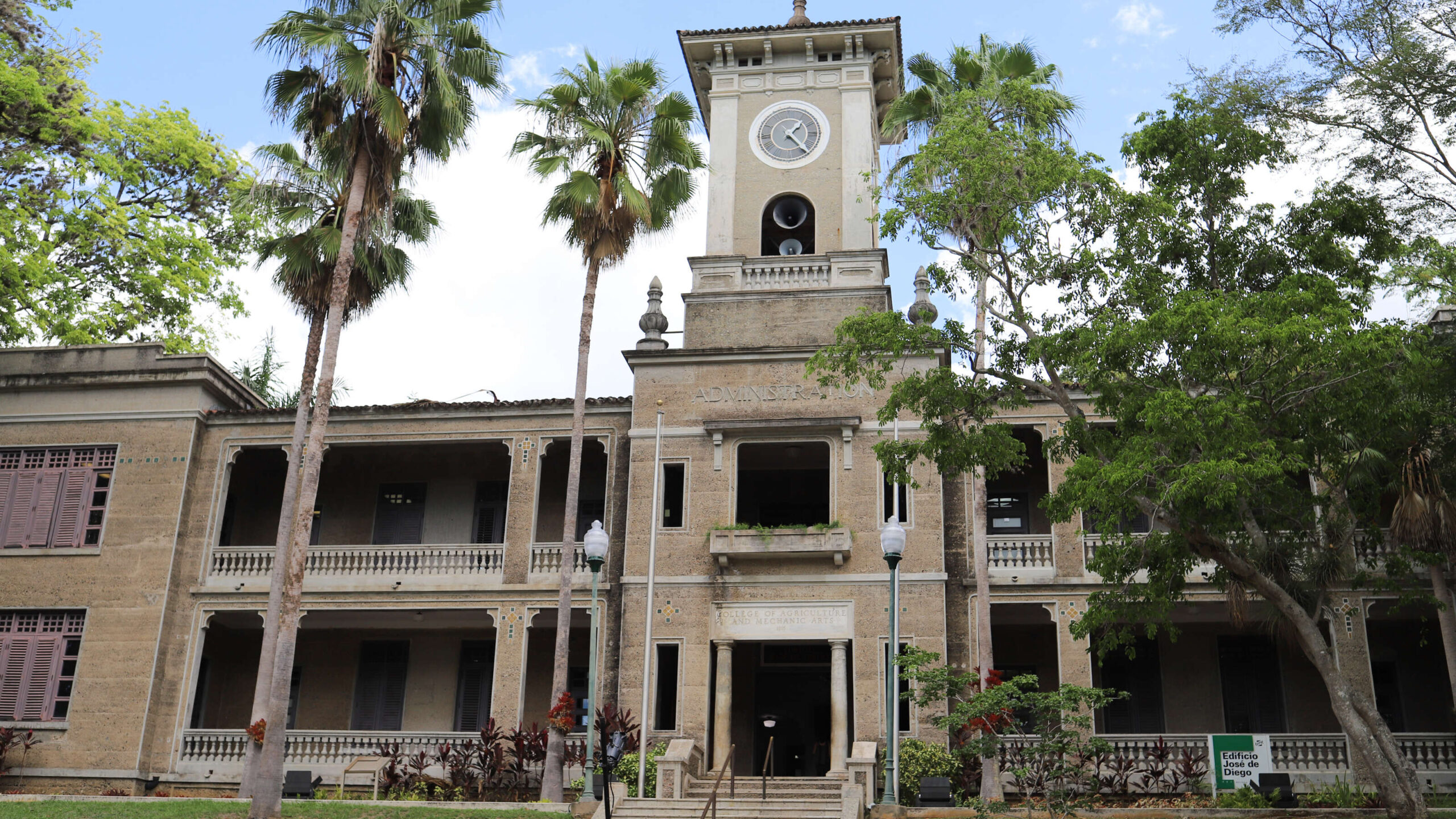 Gobernadora autoriza fideicomiso independiente de becas para la UPR