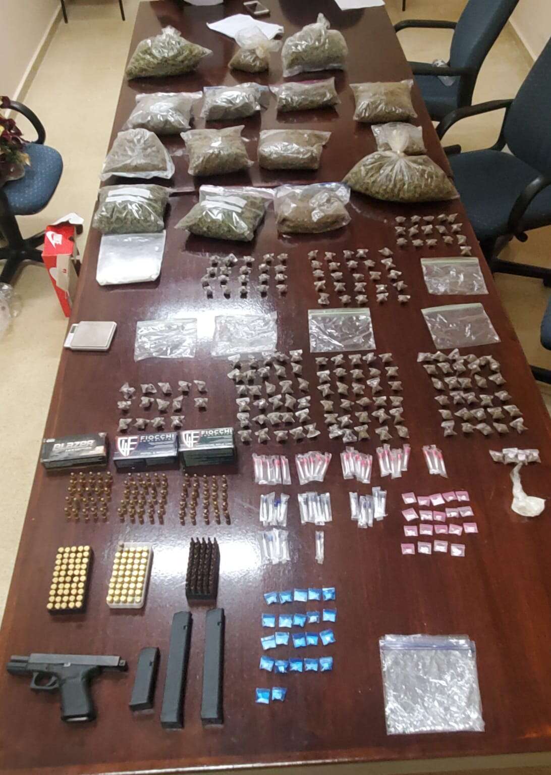 La policía ocupa drogas y armas en Caguas