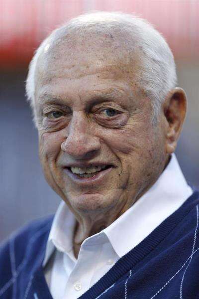 El legendario Tom Lasorda, expiloto de Dodgers, hospitalizado en estado grave