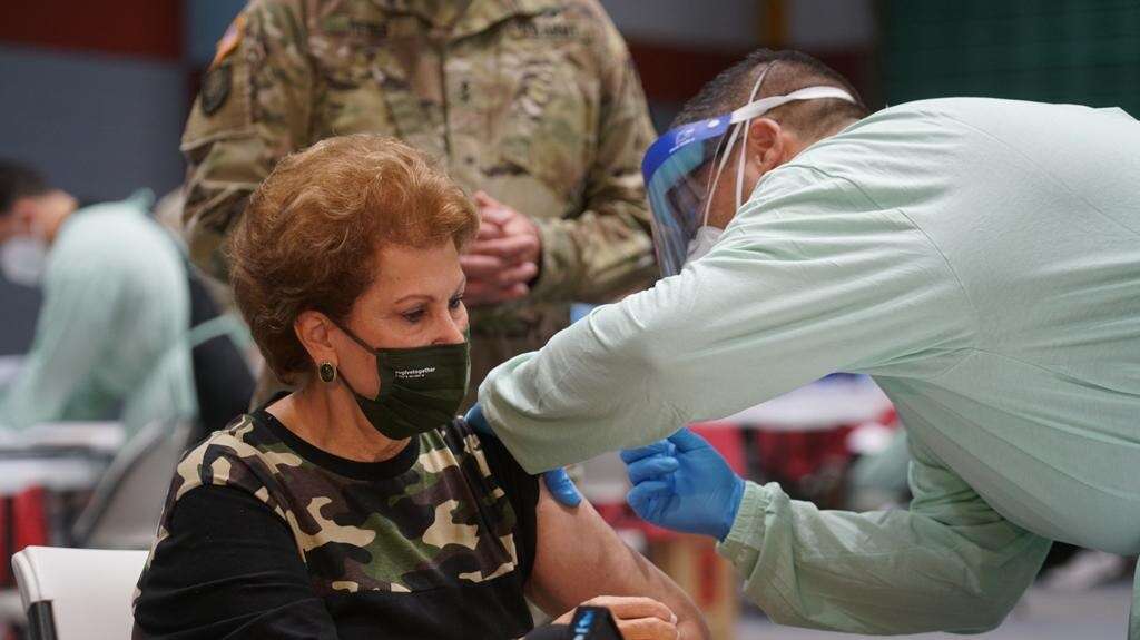 Médicos y dentistas se vacunarán los sábados y Guardia Nacional modifica sus centros de vacunación