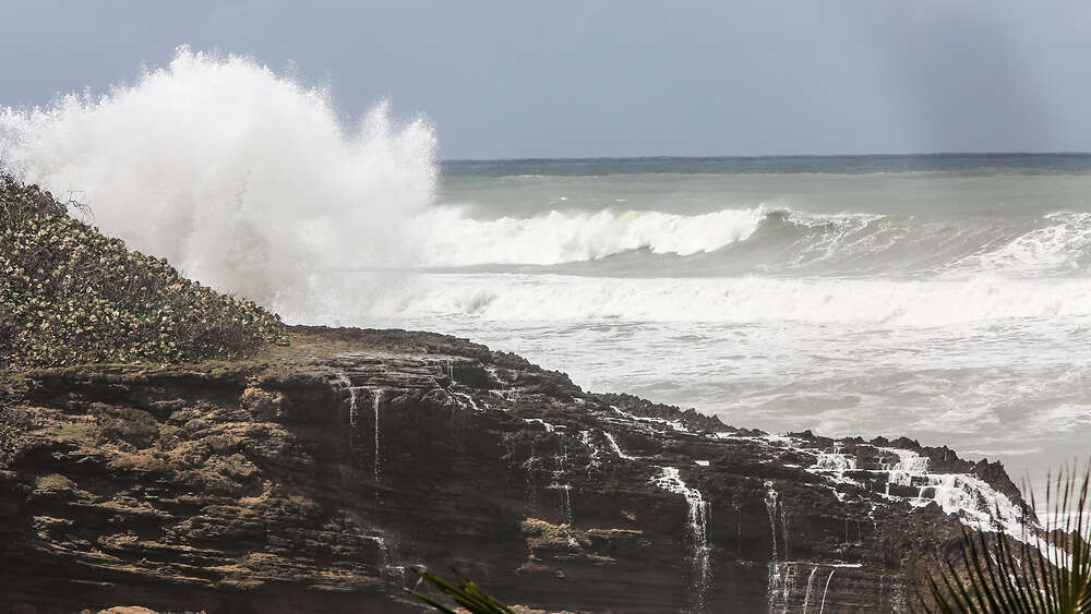 Rescatan a un navegante cuya embarcación se viró en la costa de Naguabo