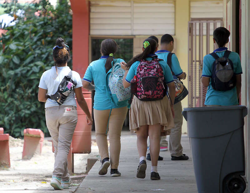 Escuelas siguen como prioridad ante falta de vacunas contra el COVID-19