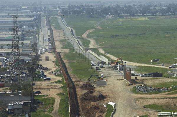 No paran la construcción del muro de Trump a pesar de la orden de Biden