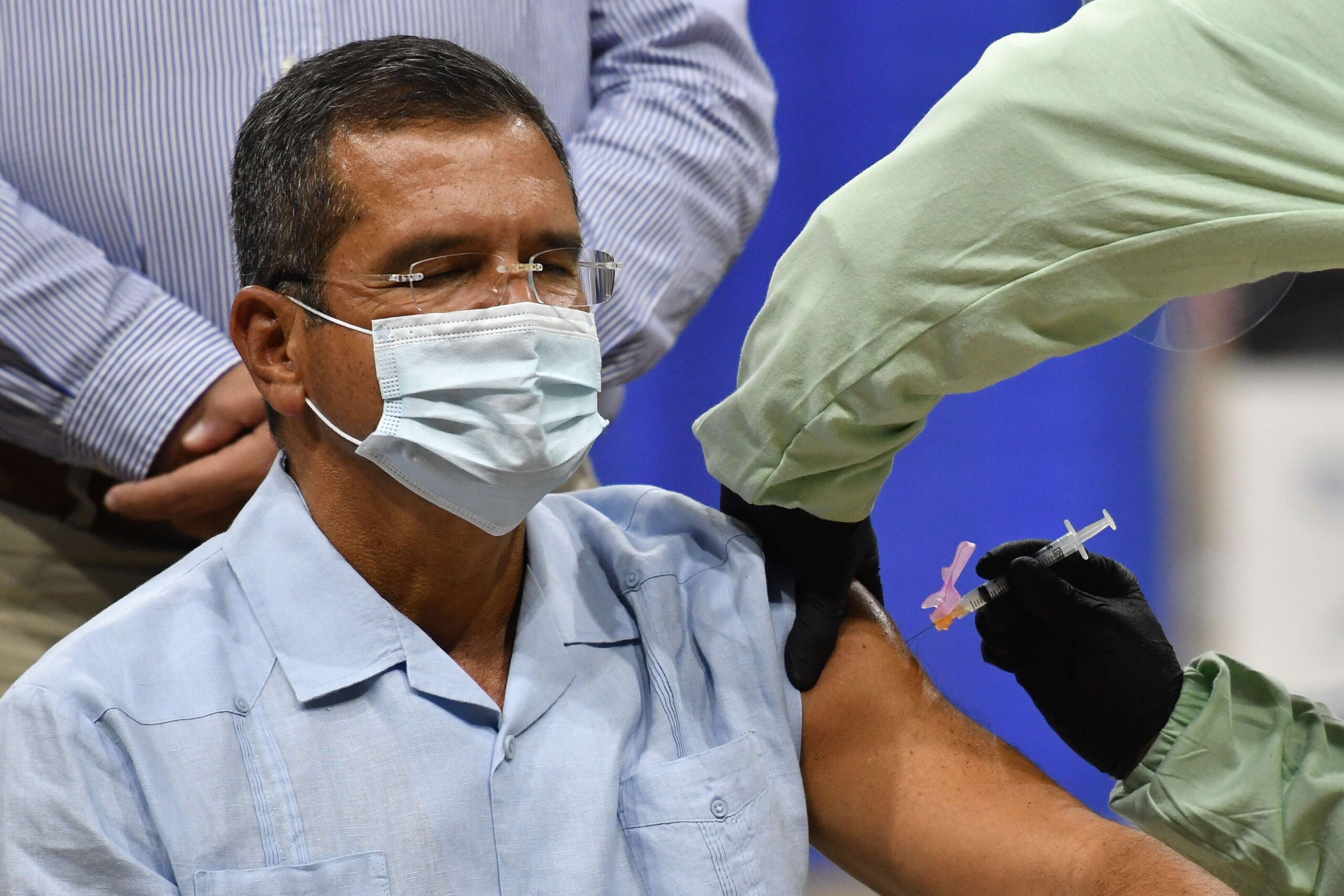 Gobernador recibe primera dosis de la vacuna contra el COVID-19