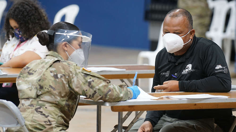Comienza logística para vacunar a maestros y profesores universitarios