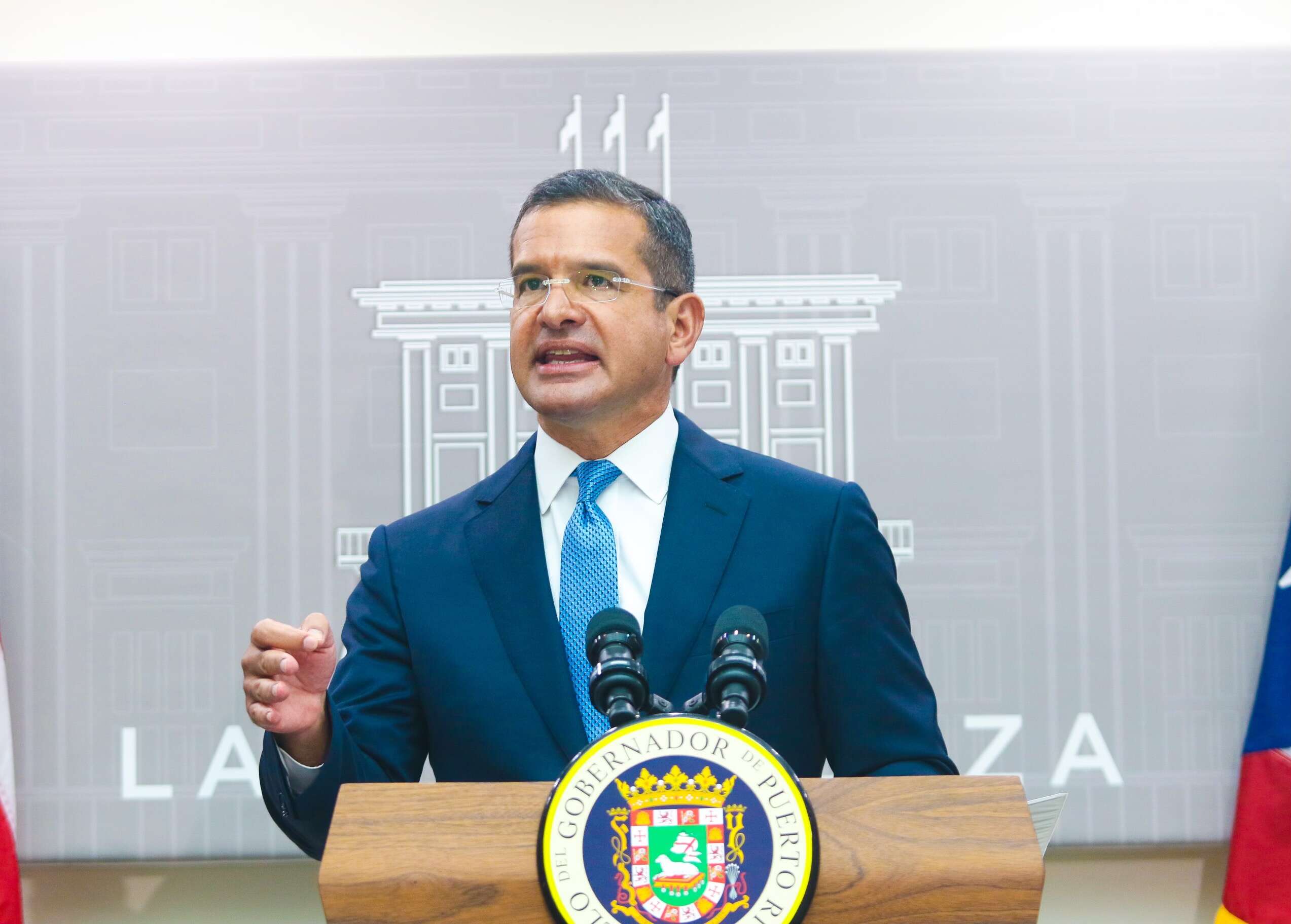 Gobernador reabre las playas y propone plan de estímulo criollo para pequeños y medianos negocios