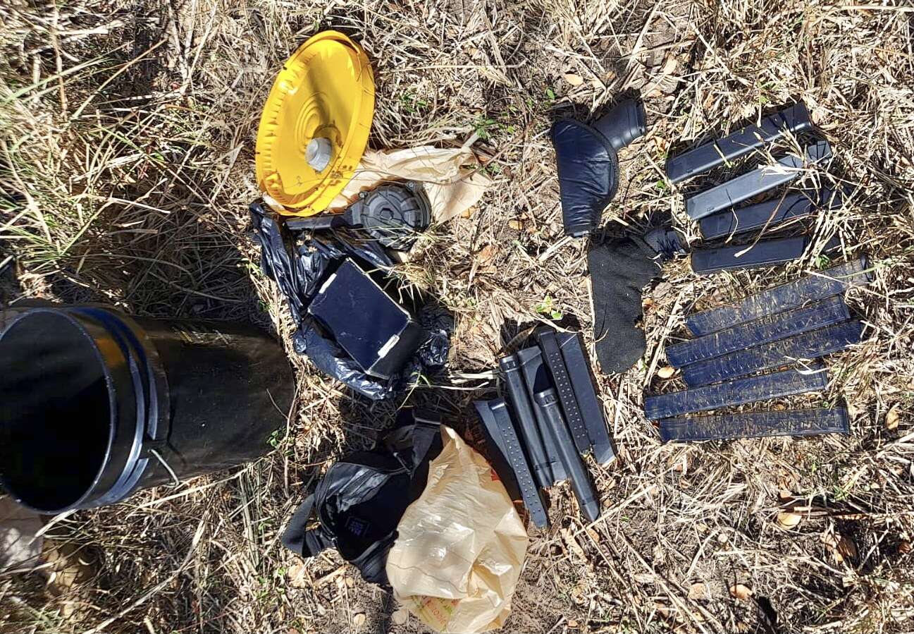 Policía desentierra arsenal y recupera carros hurtados en Juana Díaz