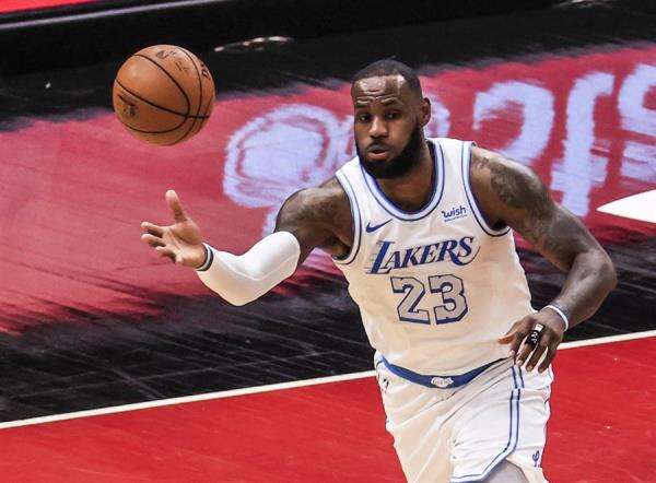 Se lesionó LeBron James y perdieron los Lakers