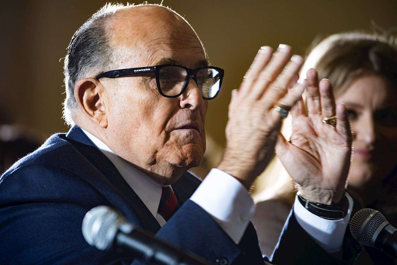 Federales incautan el celular y otros dispositivos de Rudolph Giuliani, abogado de Trump