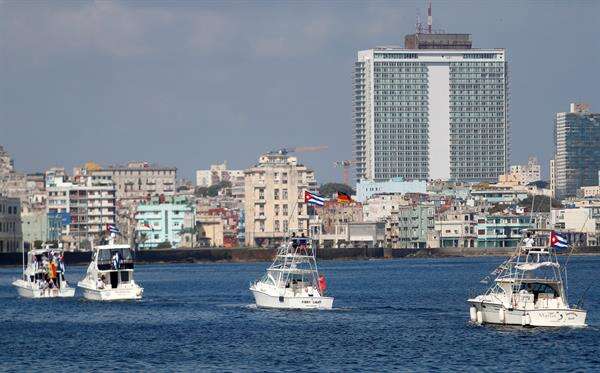 Cubanos demandan el fin del embargo estadounidense a pie, en moto y en barco