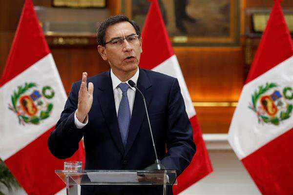 Expresidente peruano Martín Vizcarra y su esposa dan positivo a covid-19