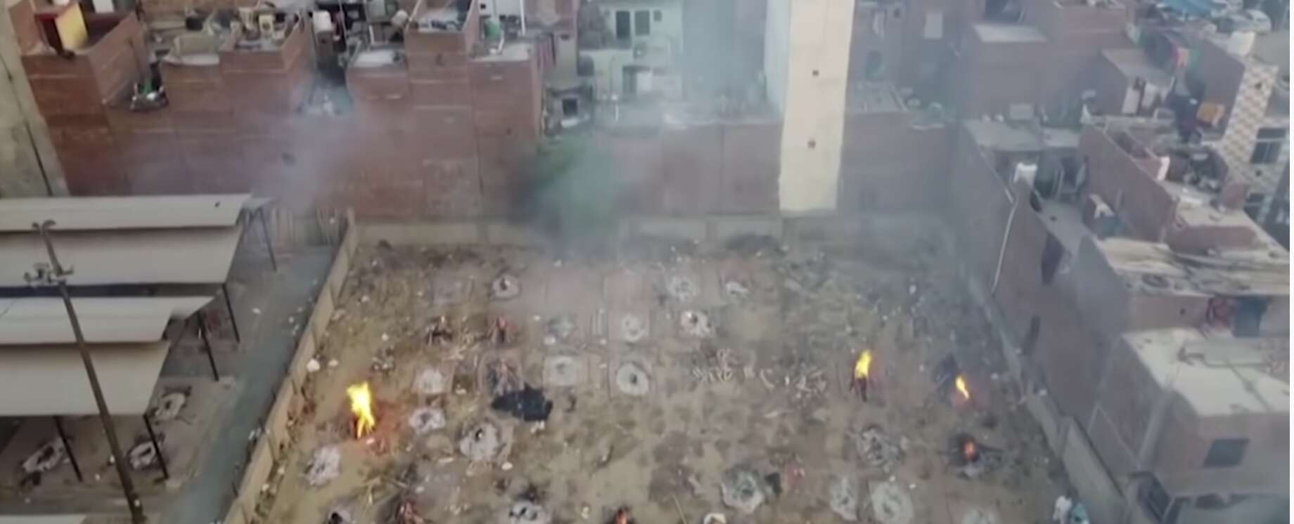 Duras imágenes: En India recurren a cremaciones masivas en las calles por muertes de COVID-19