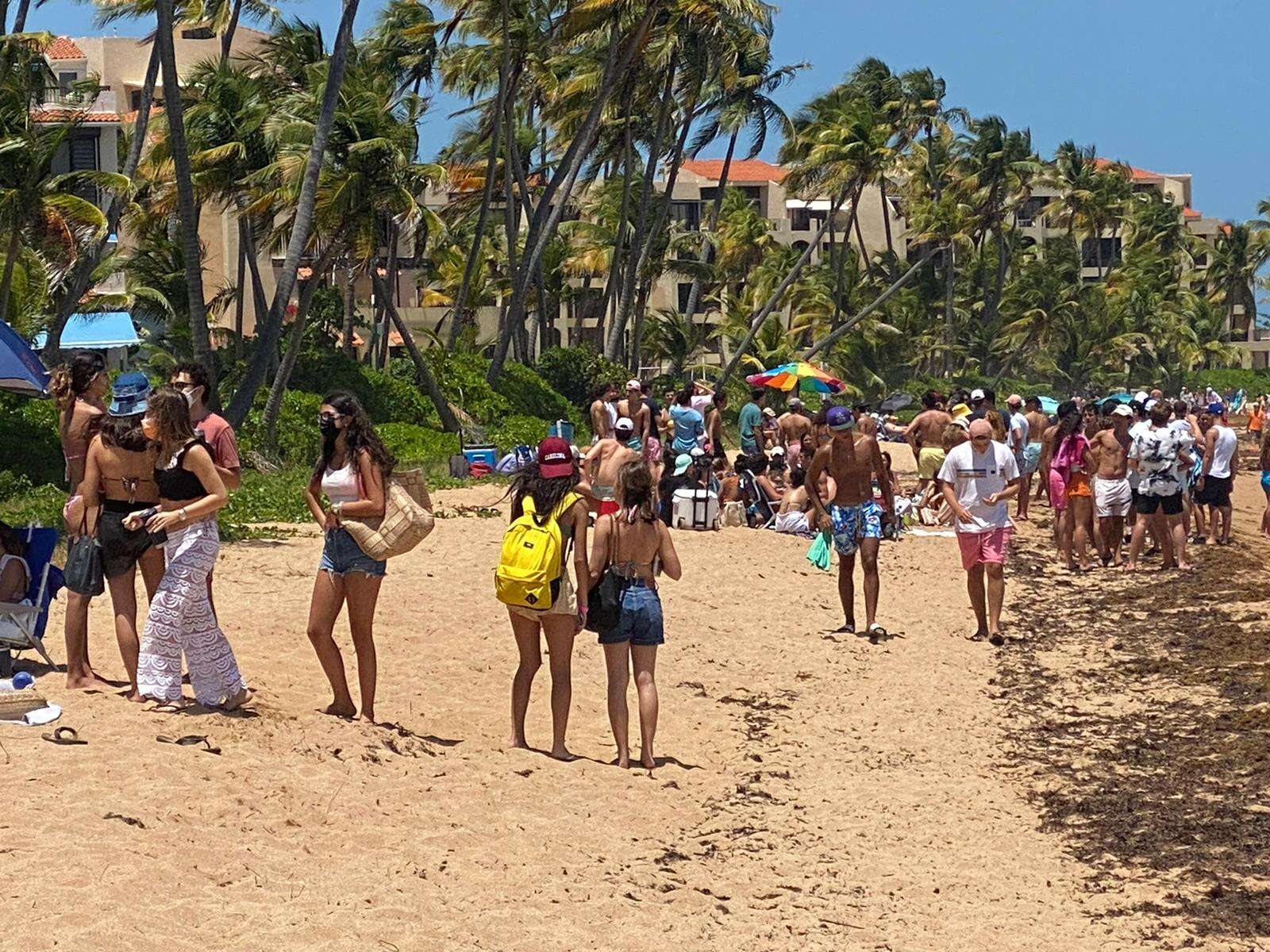 Aglomeración y personas sin mascarilla hoy en playa de Humacao
