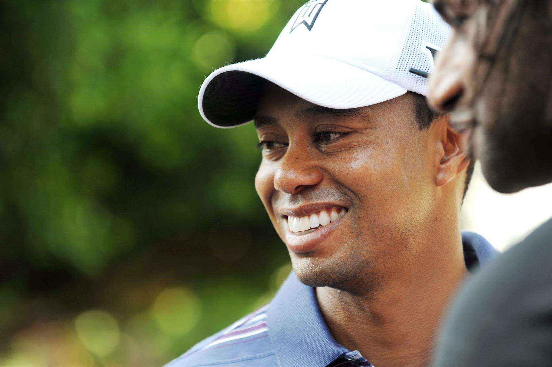 Tiger Woods publica una foto con muletas y sonriendo en su casa de Florida
