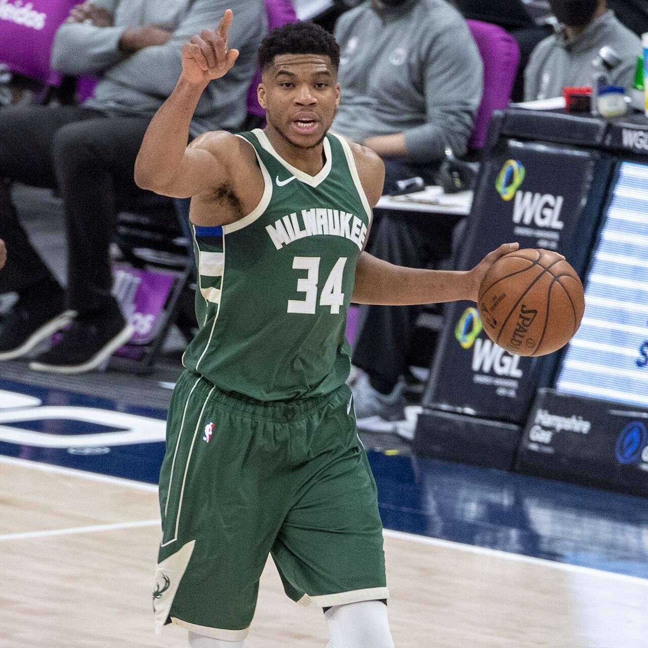 Batalla campal entre Utah y Phoenix por el liderato del Oeste