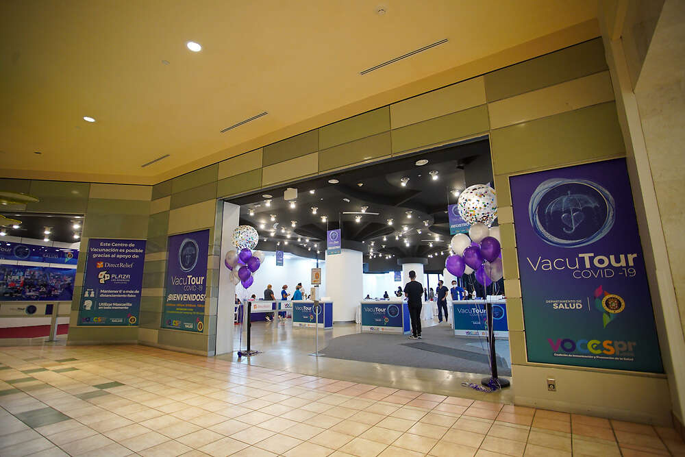 Abre centro de vacunación en Plaza las Américas