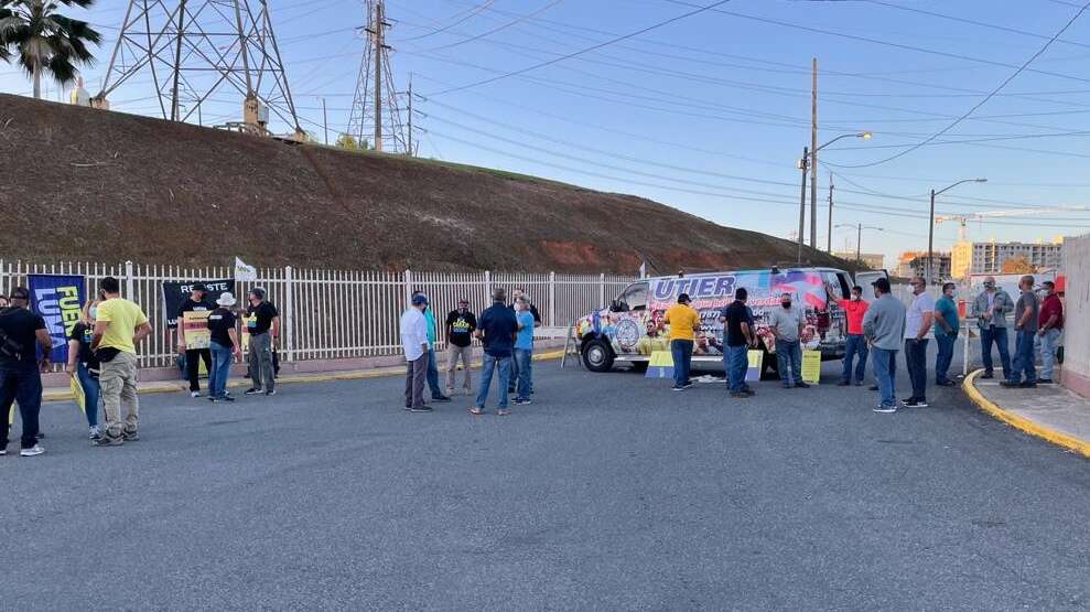 Empleados de la AEE bloquean entrada de Monacillos