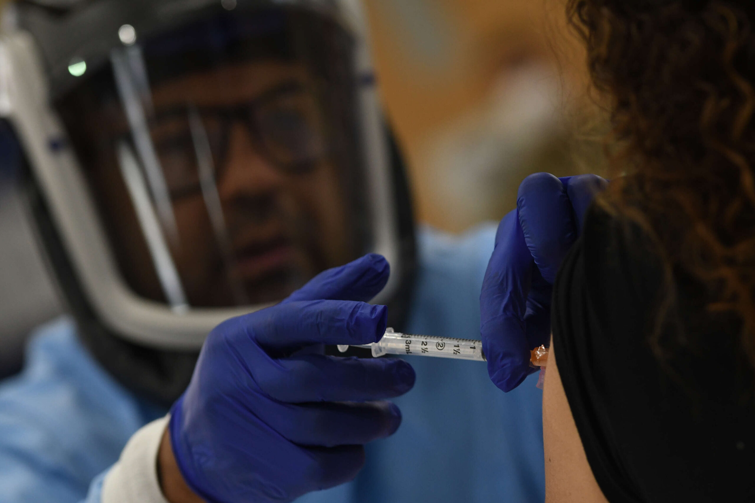 678 personas vacunadas contra el covid-19 contrajeron el virus