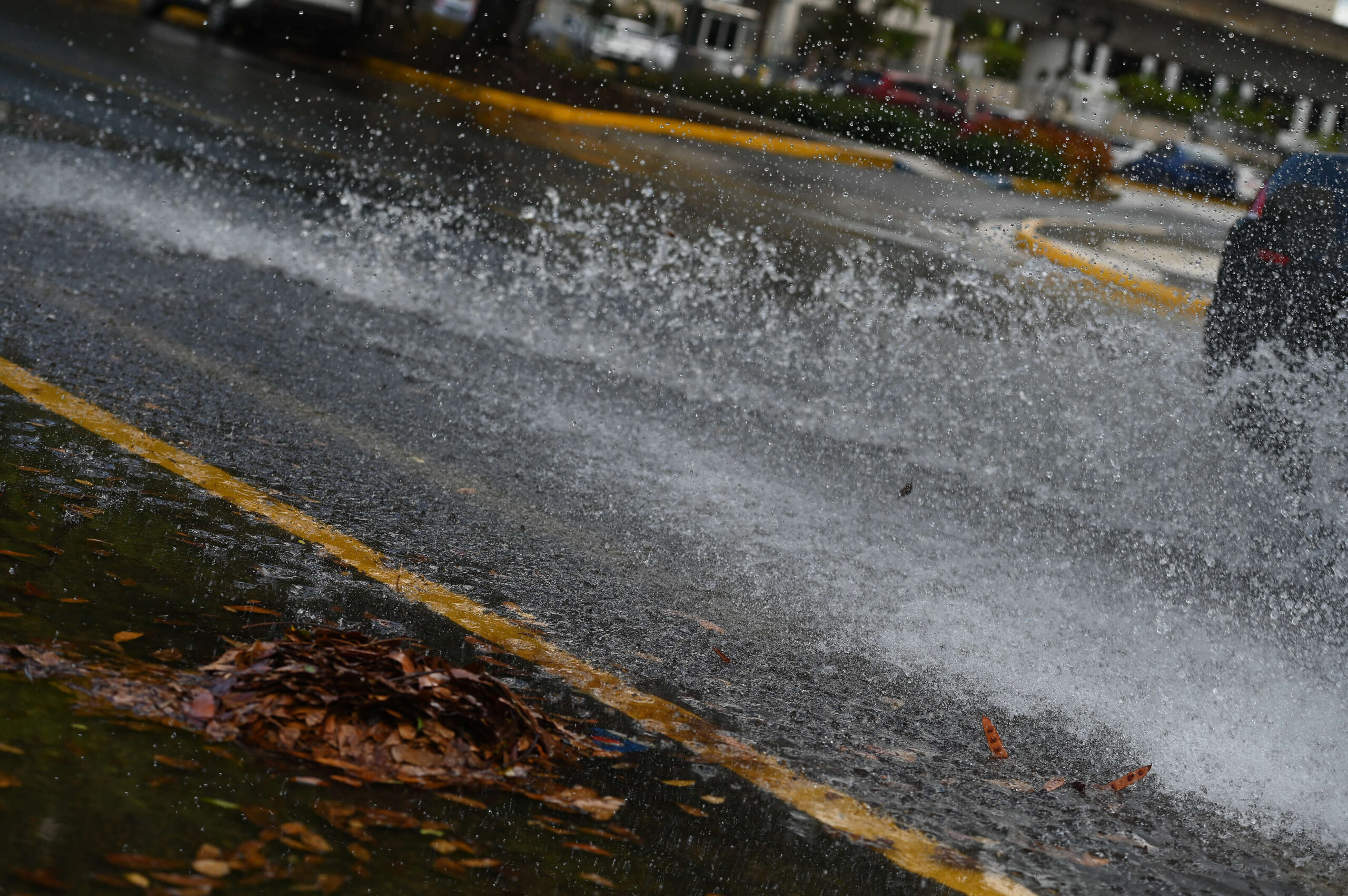 Pavimento mojado atrasa el tránsito en muchas carreteras