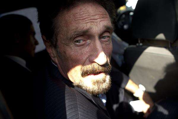 Hallan muerto a John McAfee en su celda de una prisión en Barcelona