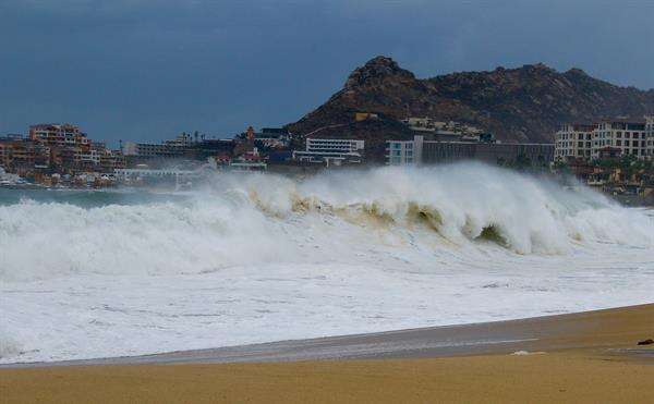 Tormenta tropical Carlos avanza por el Pacífico