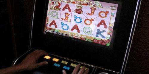 Comisión de Juegos inicia cobro de $1,500 por máquinas de juegos de azar en negocios