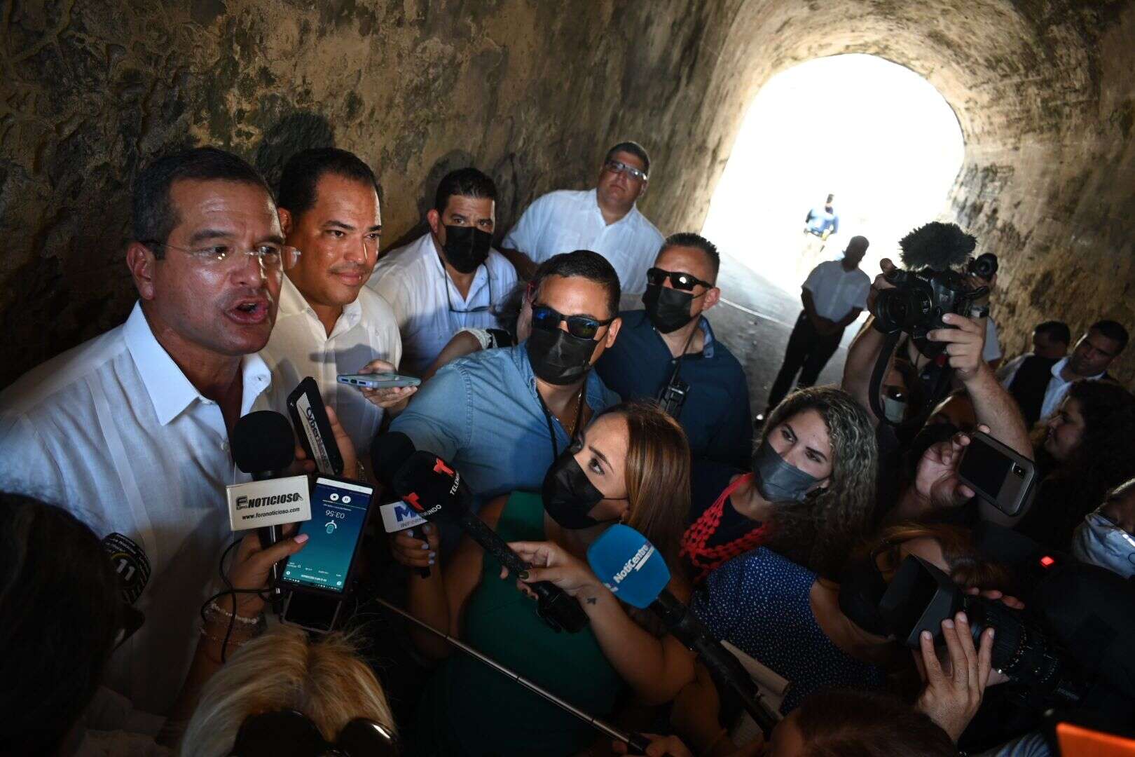«Por el bien del pueblo», Pierluisi recuerda que deben usar mascarilla y analiza medidas para requer