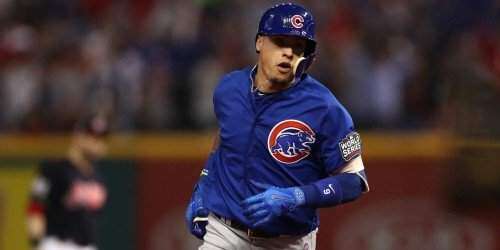 Javier Báez conecta el hit ganador y celebra derrotar al lanzador de los Rojos