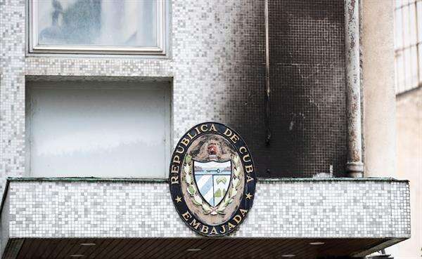 Atacan embajada de Cuba en París