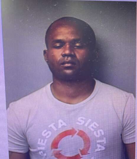 Hombre es acusado de agredir a su madre y amenazarla de muerte