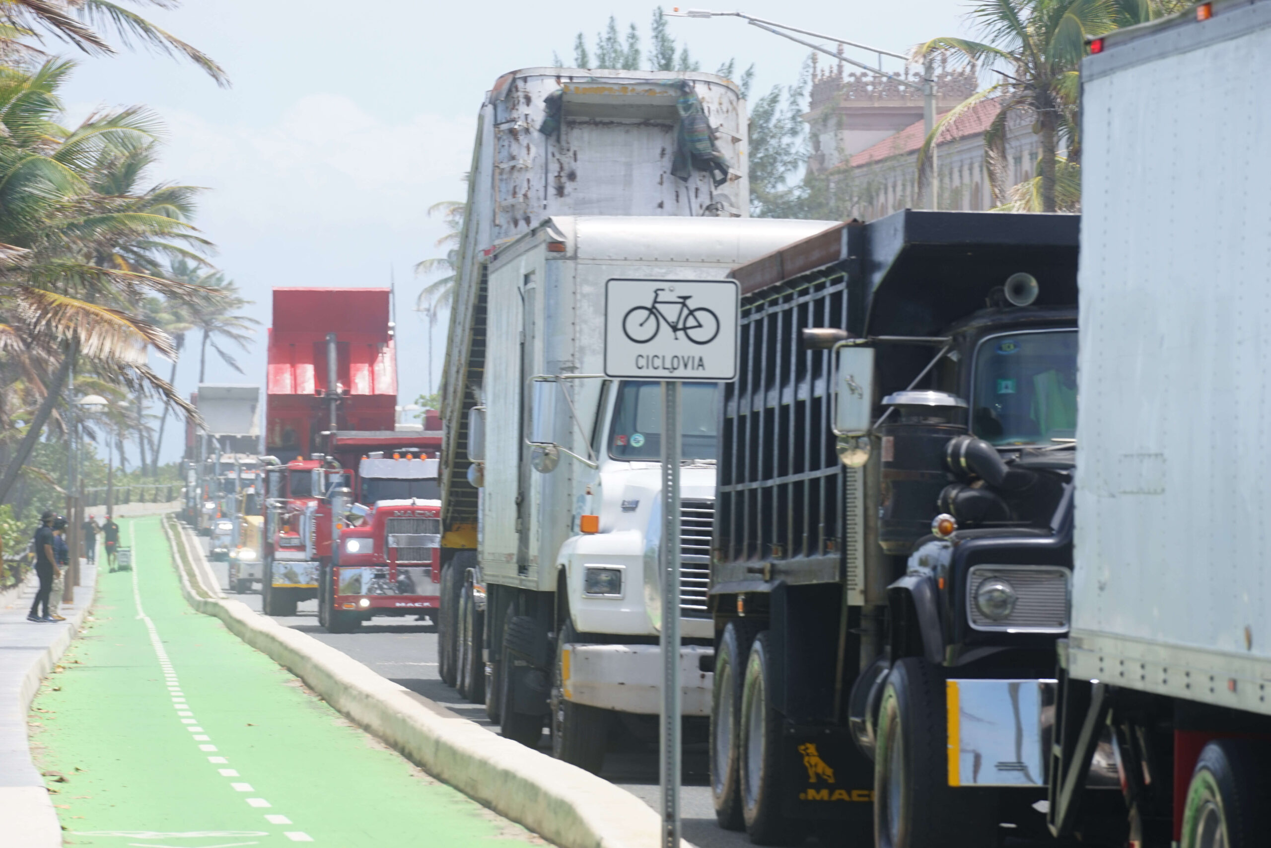 Camioneros anuncian asamblea permanente por el aumento en tarifas