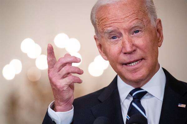 Biden dice que no había forma de retirarse de Afganistán sin desatar el «caos»