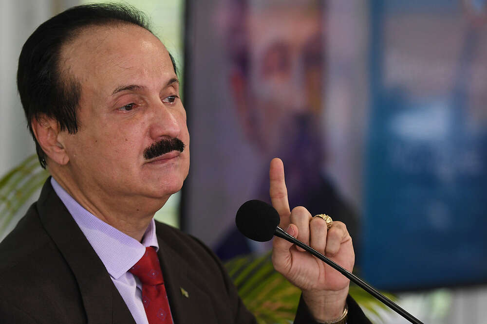 Reaparece Guillito y, por ahora, no suelta su silla