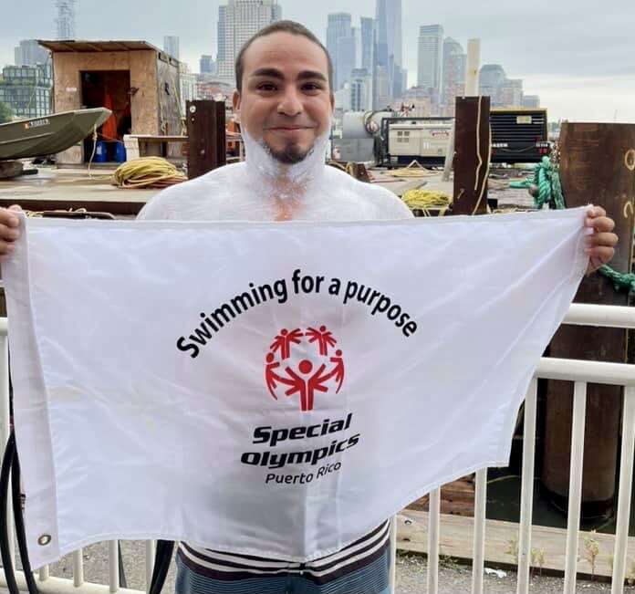 Ultra nadador Joel Matos rompe récord en la Triple Corona de Aguas Abiertas