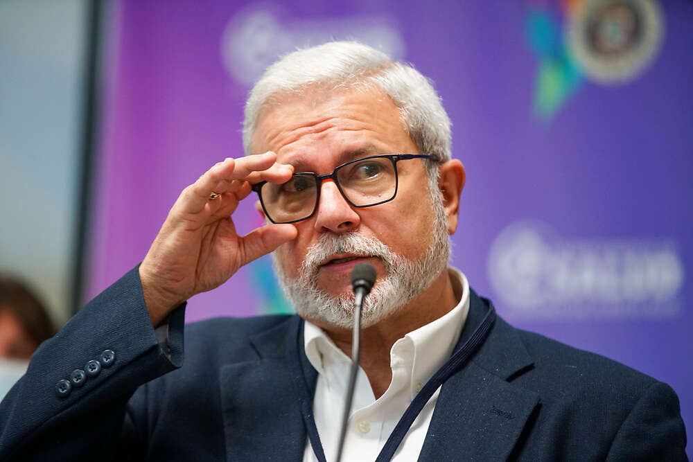 Fuera del Departamento de Salud el doctor José Becerra