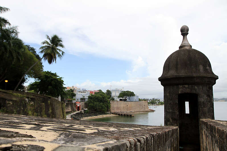 Mujer pierde la vida al caer desde muralla del Parque de las Palomas en el Viejo San Juan